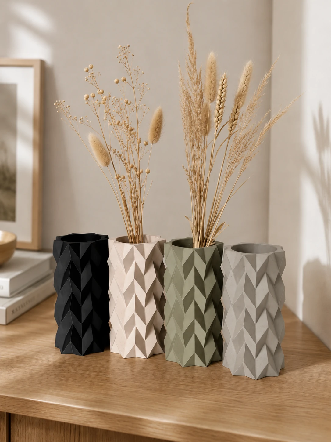 Jarron decorativo Tessura con flores secas sobre una superficie decorativa